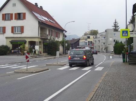 Der Zebrastreifen vor dem Gasthaus Schwanen ist für die Autofahrer nicht in beide Richtungen gut ersichtlich.